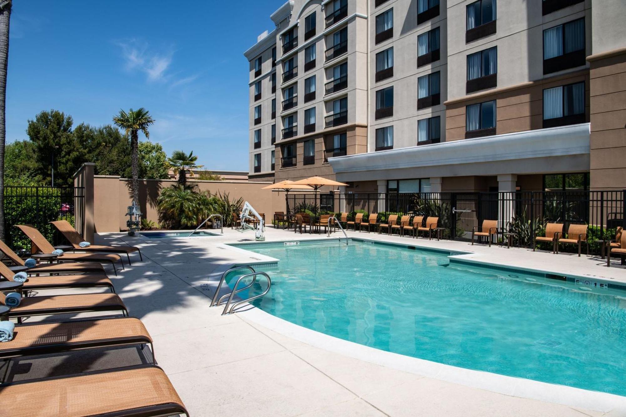 Courtyard By Marriott Newark Silicon Valley Hotel Exterior photo